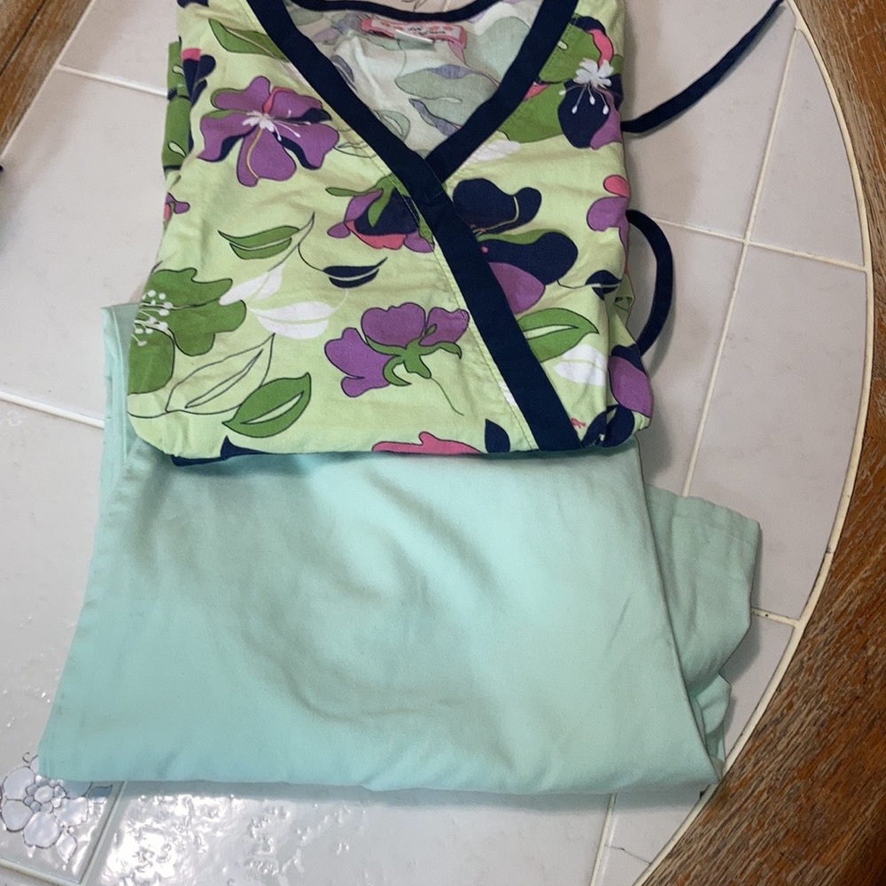 Scrubs set